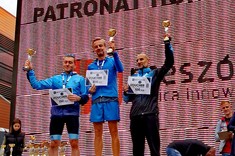 Dekoracja zwycięzców Festiwalu Biegowego w Rzeszowie w biegu na 5 km w kategorii wiekowej – 1. miejsce prof. PRz M. Motyka,