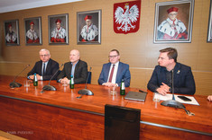 Od lewej: prof. PRz A. Marciniec, prof. J. Sęp, dr P. Wais, mgr inż. M. Klimczyk,