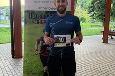 Zdjęcie z ultramaratonu Joga-Kora przedstawia zawodnika z numerem startowym 