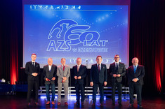 R. Wiatr (pierwszy z lewej) i prof. A. Nowak (pierwszy z prawej) z odznaczonymi Odznaką za zasługi dla Sportu,