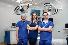 Od lewej: dr n. med. Tadeusz Ossoliński, dr n. med. Krzysztof Ossoliński, lek. Anna Ossolińska, 