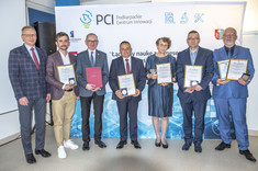 Od lewej: prof. PRz L. Gniewek, dr inż. M. Szarata, prof. PRz P. Jankowski-Mihułowicz, prof. PRz K. Tereszkiewicz, dr inż. B. Wilk, prof. PRz M. Oszust, dr inż. J. Szyszka,